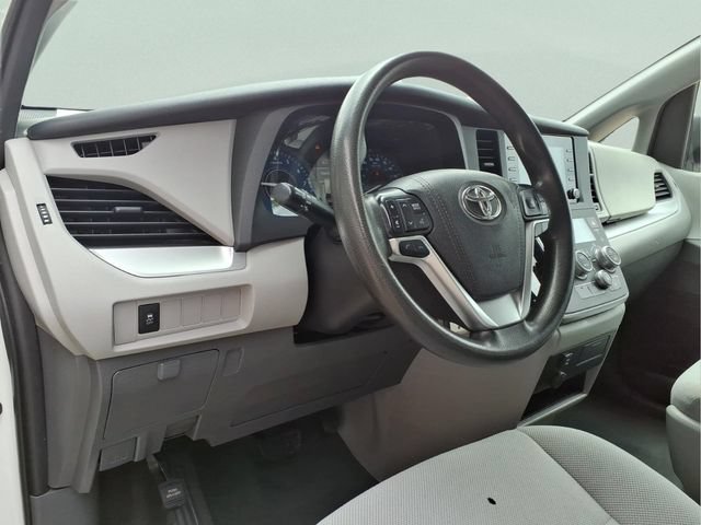 Used 2020 Toyota Sienna L FWD image 13