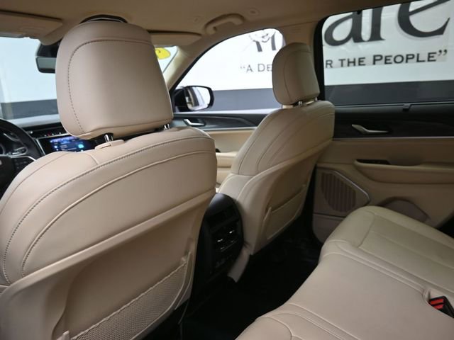 Used 2022 Jeep Grand Cherokee Limited w/ Luxury Tech Group II image 23