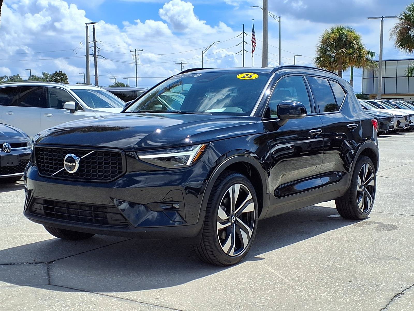 Certified 2025 Volvo XC40 B5 Ultra AWD/4WD image 3