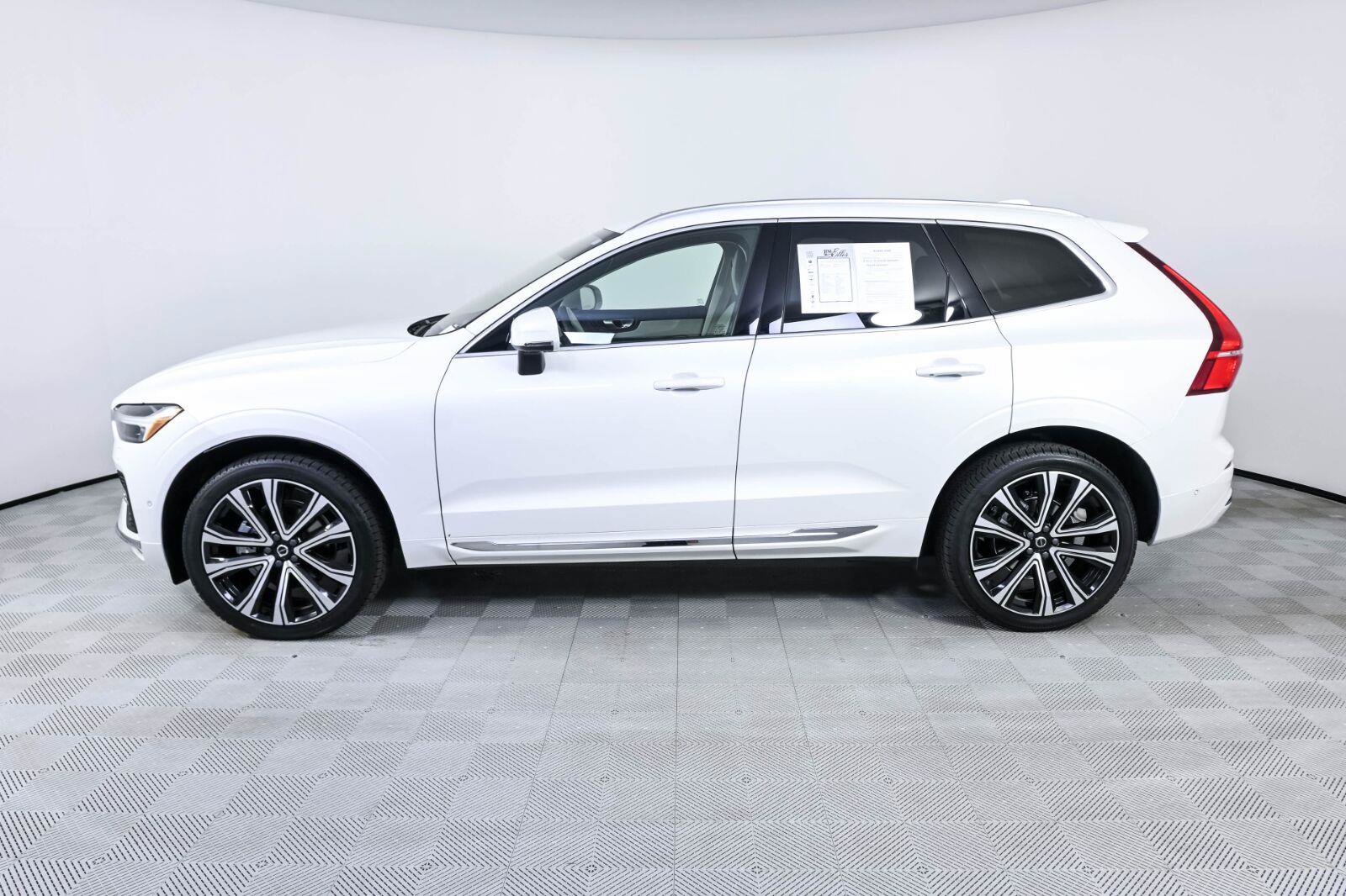 Certified 2023 Volvo XC60 B5 Ultimate FWD image 3