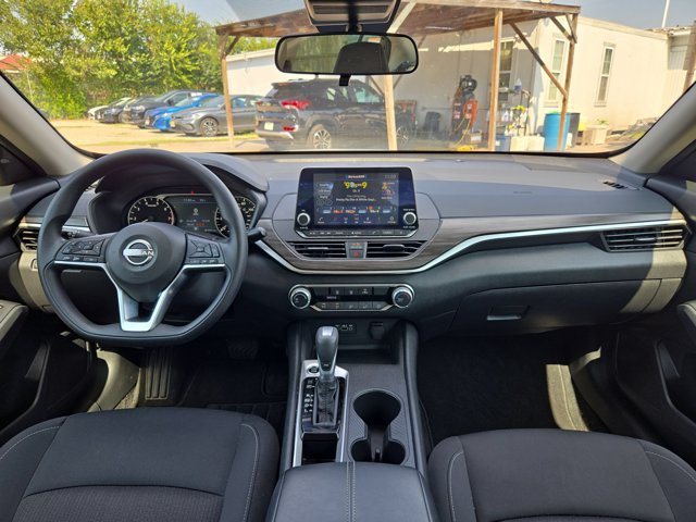 Used 2025 Nissan Altima 2.5 SV FWD image 21