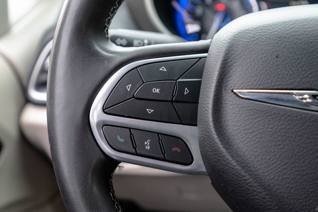 Used 2023 Chrysler Pacifica Touring-L FWD image 16