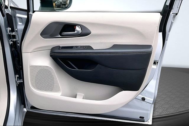 Used 2023 Chrysler Pacifica Touring-L image 25