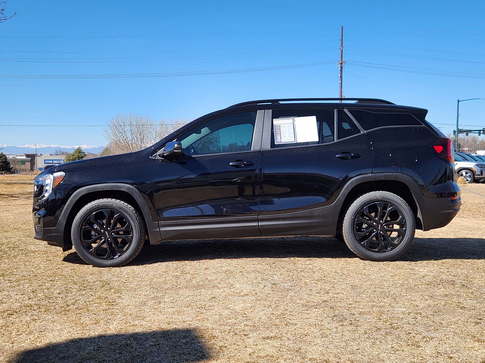 Used 2022 GMC Terrain SLE w/ Driver Convenience Package image 2