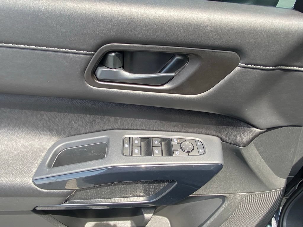 Used 2025 Nissan Pathfinder SV FWD image 11