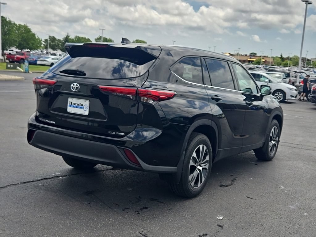 Used 2021 Toyota Highlander XLE AWD/4WD image 9