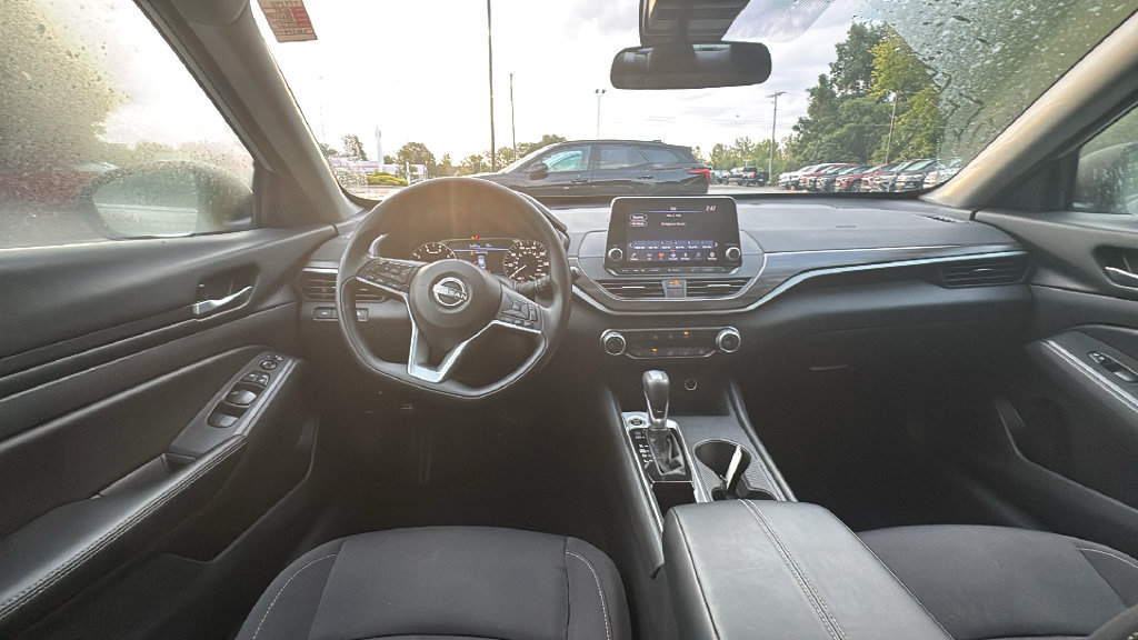 Used 2025 Nissan Altima 2.5 SV FWD image 8