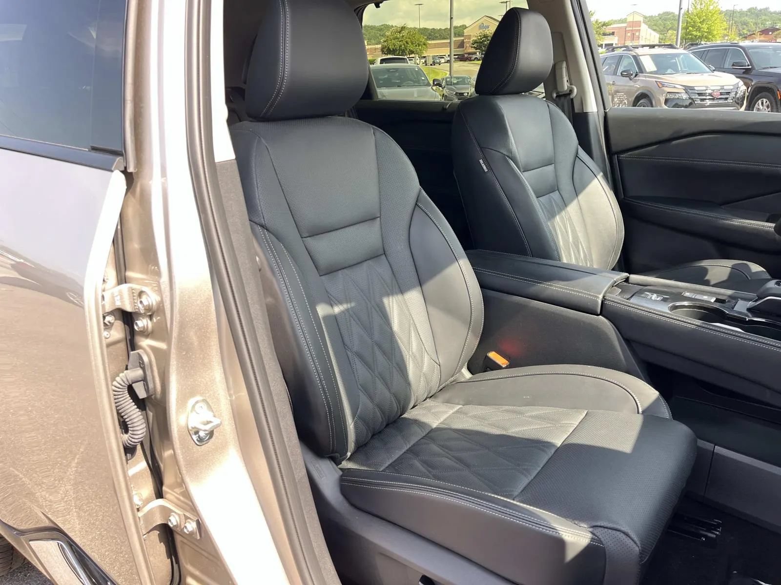 Used 2025 Nissan Rogue Platinum w/ Tech Package FWD image 27