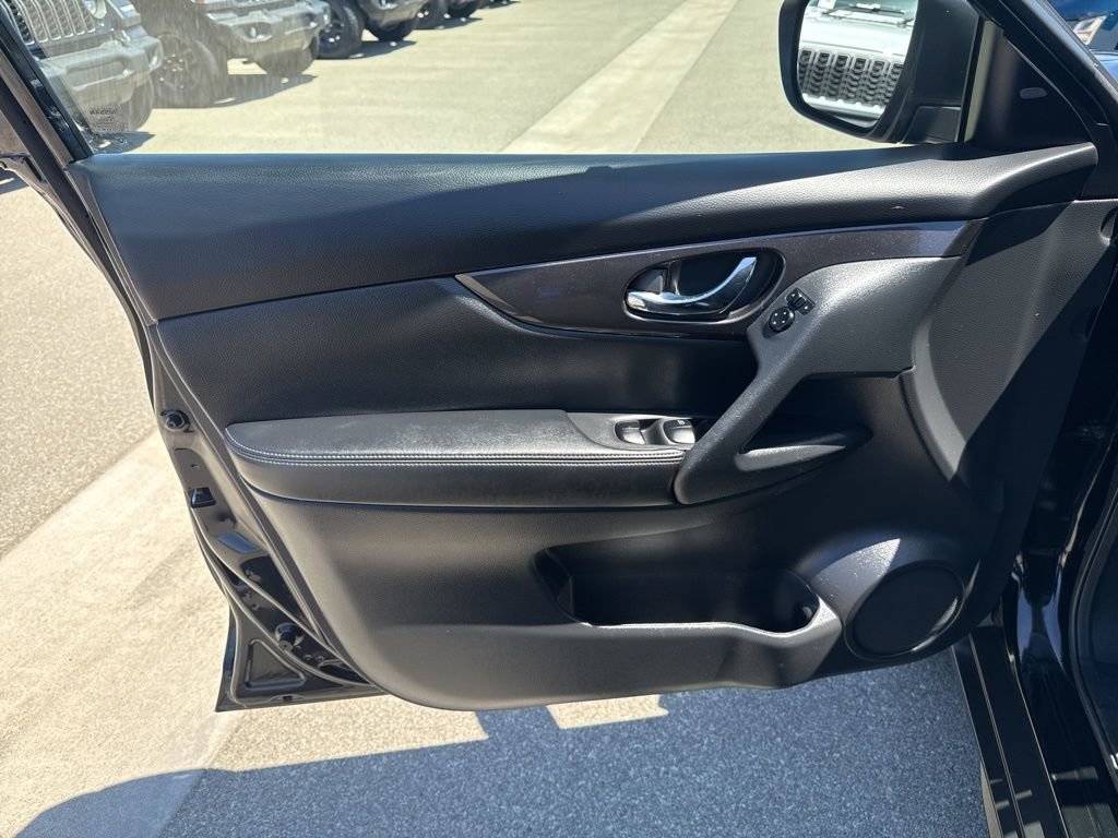 Used 2020 Nissan Rogue SV image 14