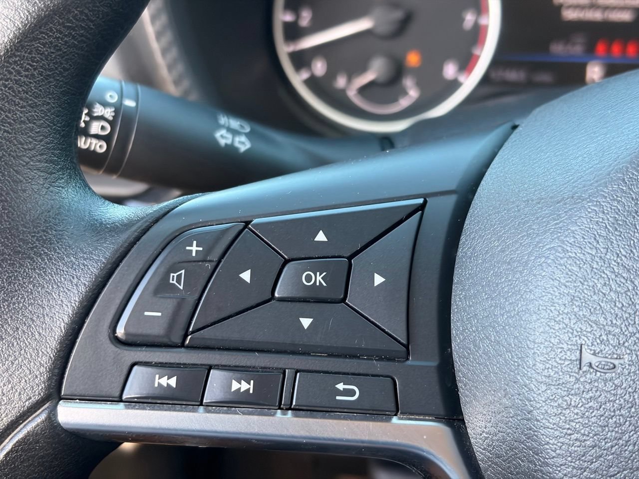 Used 2024 Nissan Sentra SV FWD image 32