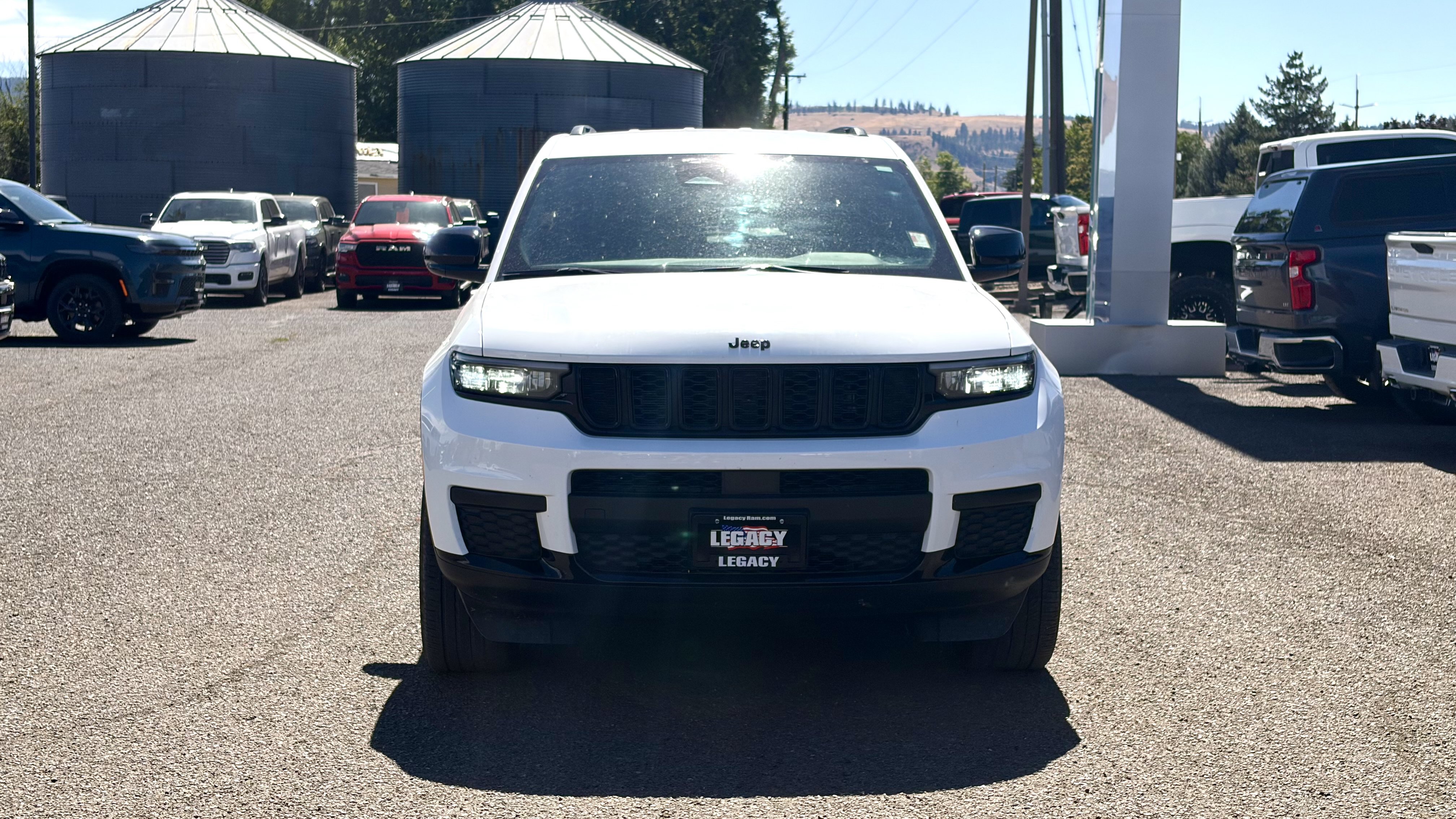 Used 2024 Jeep Grand Cherokee L Laredo AWD/4WD image 2