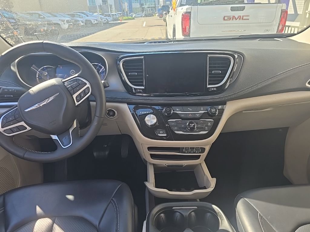 Used 2023 Chrysler Pacifica Touring-L image 5