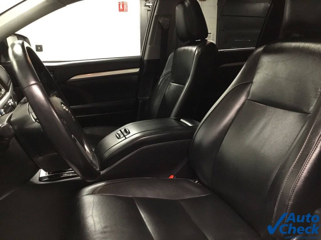 Used 2019 Toyota Highlander XLE w/ Carpet Mat Package (TMS) AWD/4WD image 26