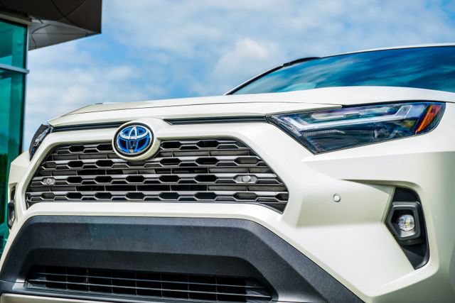 Used 2022 Toyota RAV4 Limited AWD/4WD image 2