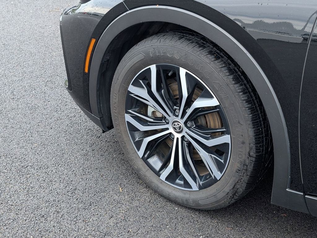 Used 2023 Toyota Crown Limited image 24