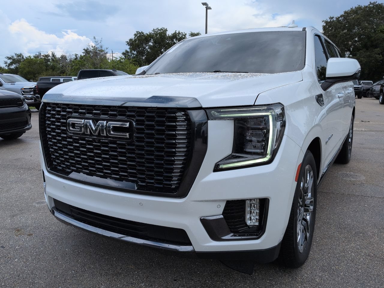 Used 2023 GMC Yukon XL Denali Ultimate AWD/4WD image 9