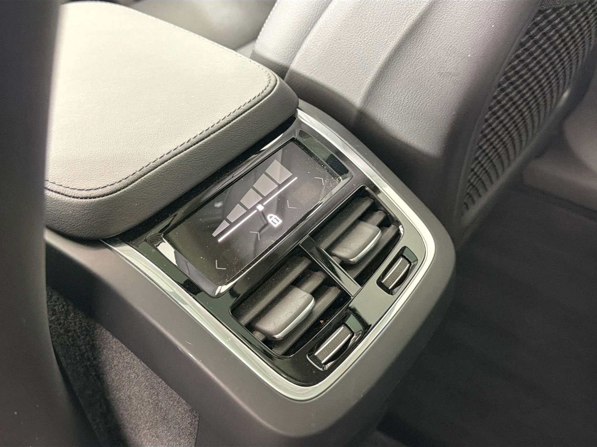 Certified 2025 Volvo XC90 B5 Core AWD/4WD image 25