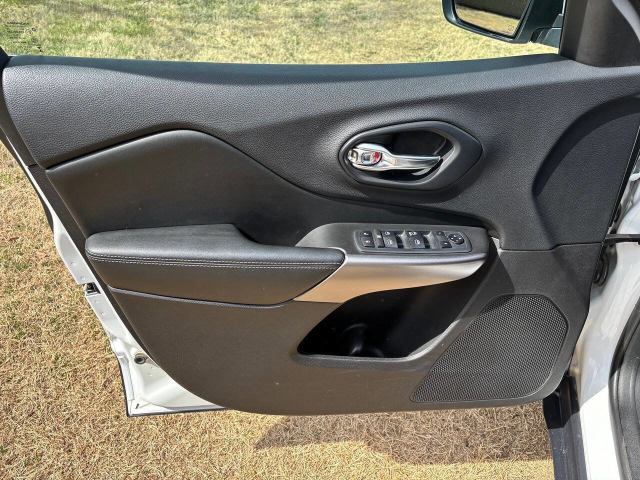 Used 2019 Jeep Cherokee Latitude w/ Popular Appearance Group image 9