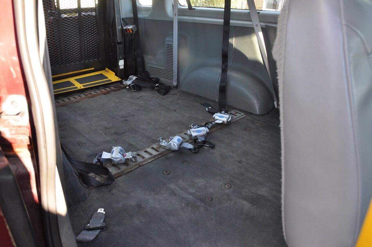 Used 2005 Ford E-350 and Econoline 350 XL RWD image 34