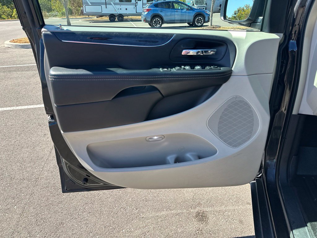 Used 2014 Chrysler Town & Country Touring FWD image 14