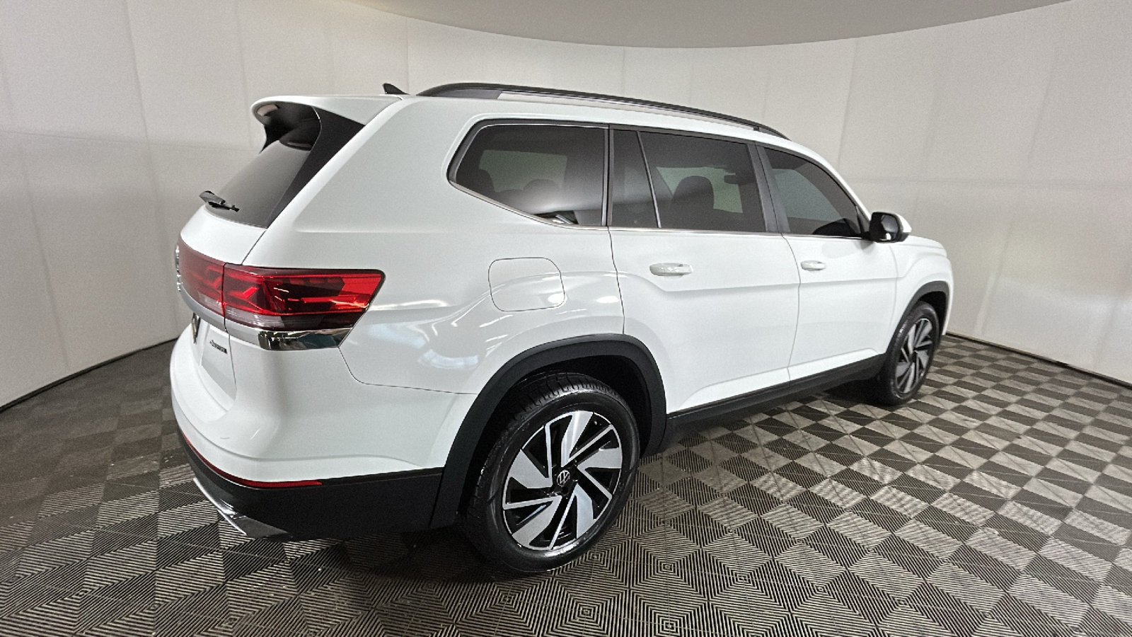 Used 2025 Volkswagen Atlas SE AWD/4WD image 2