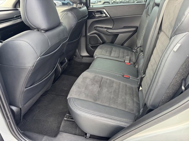 Used 2023 Mitsubishi Outlander SE image 12