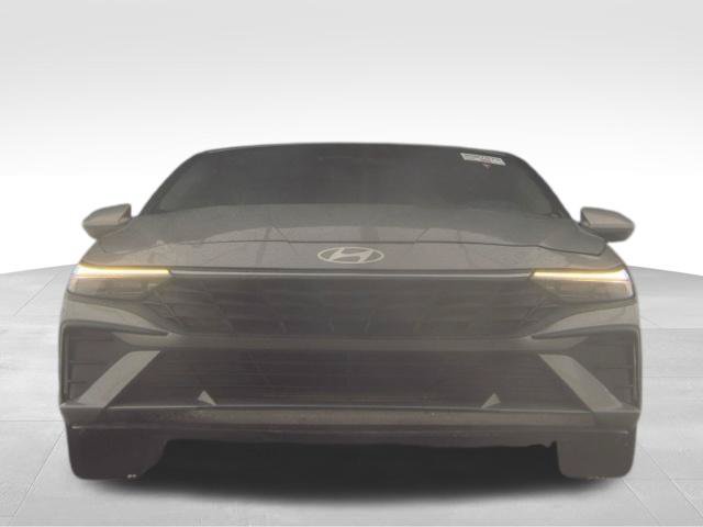 Used 2024 Hyundai Elantra SEL FWD image 2