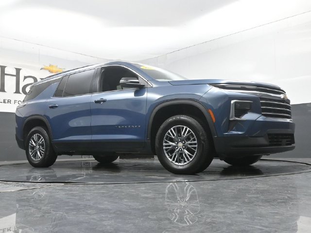 Used 2025 Chevrolet Traverse LT FWD image 2