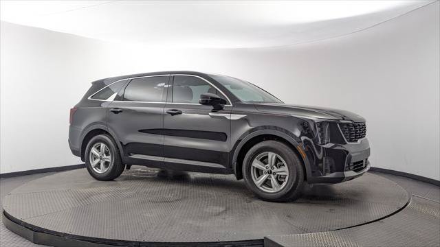 Used 2025 Kia Sorento LX FWD image 11
