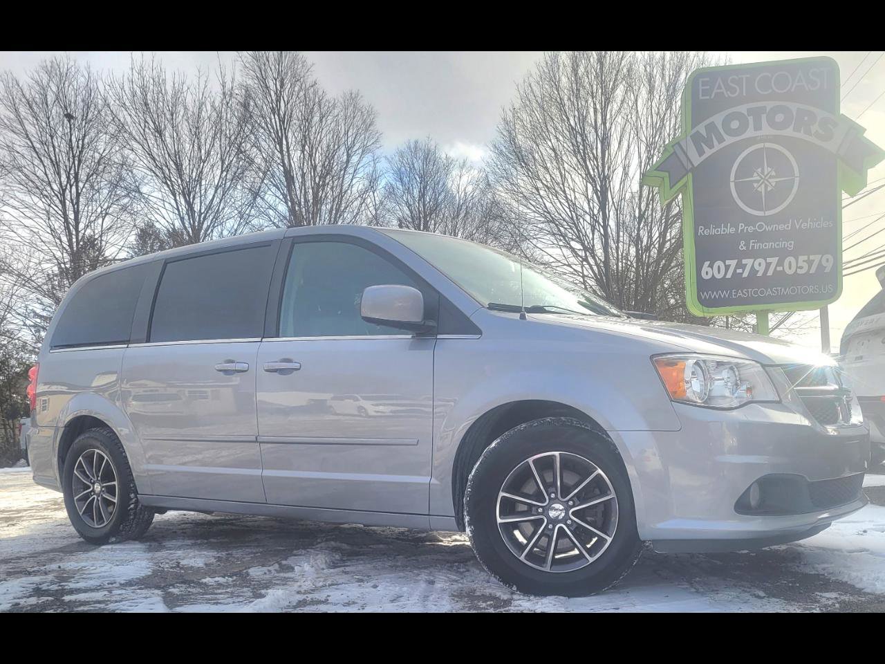 Used 2017 Dodge Grand Caravan SXT image 1