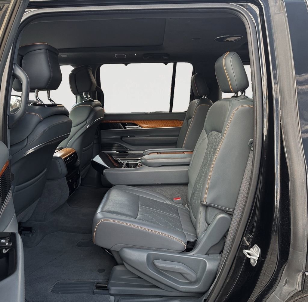 Used 2022 Jeep Grand Wagoneer Series III AWD/4WD image 13