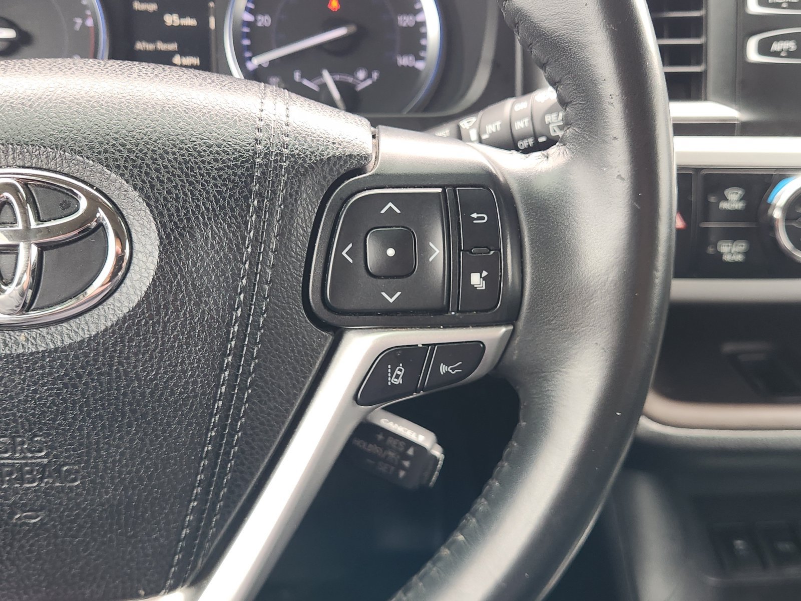 Used 2019 Toyota Highlander XLE AWD/4WD image 32
