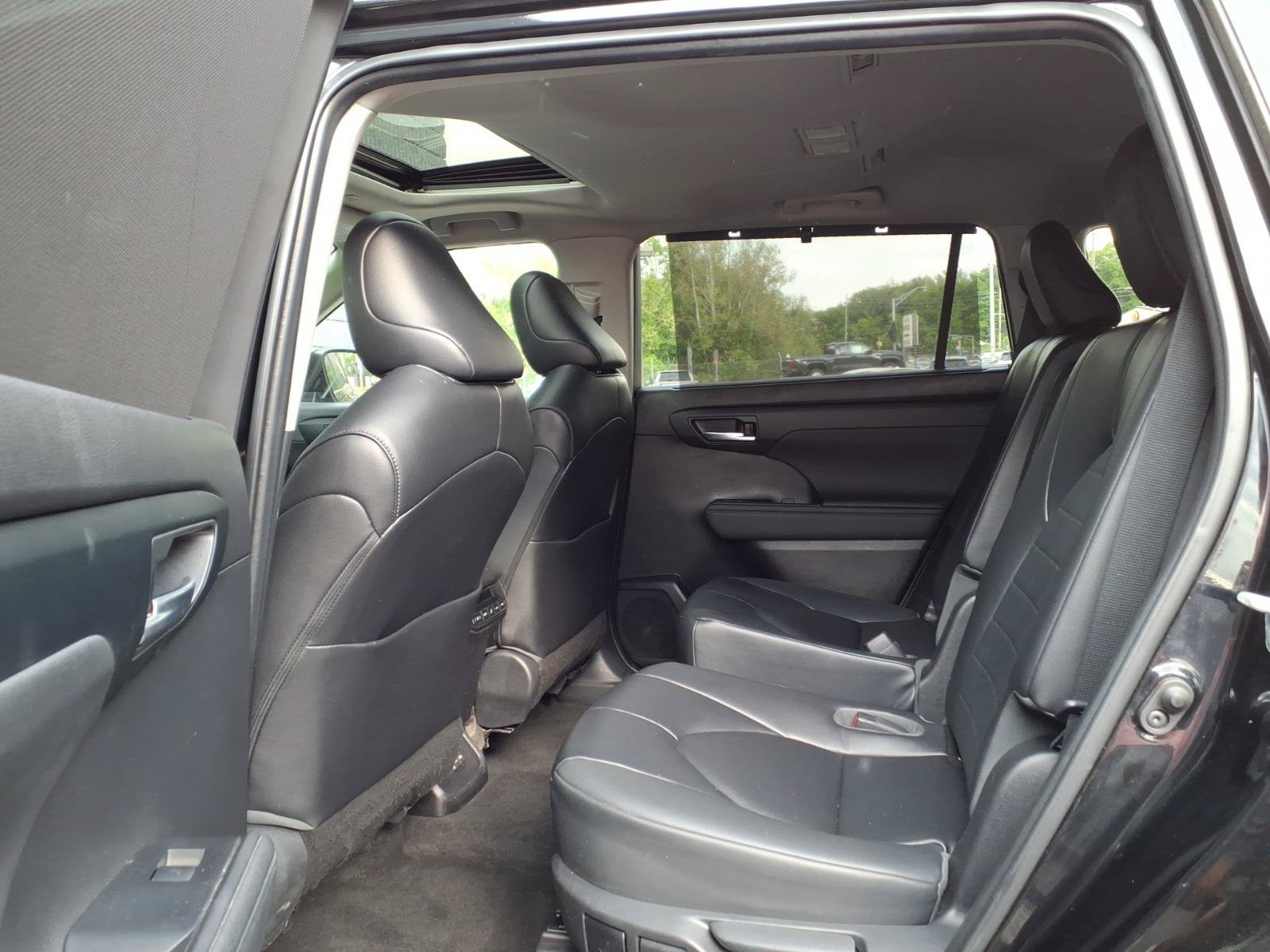 Used 2023 Toyota Highlander XLE AWD/4WD image 14