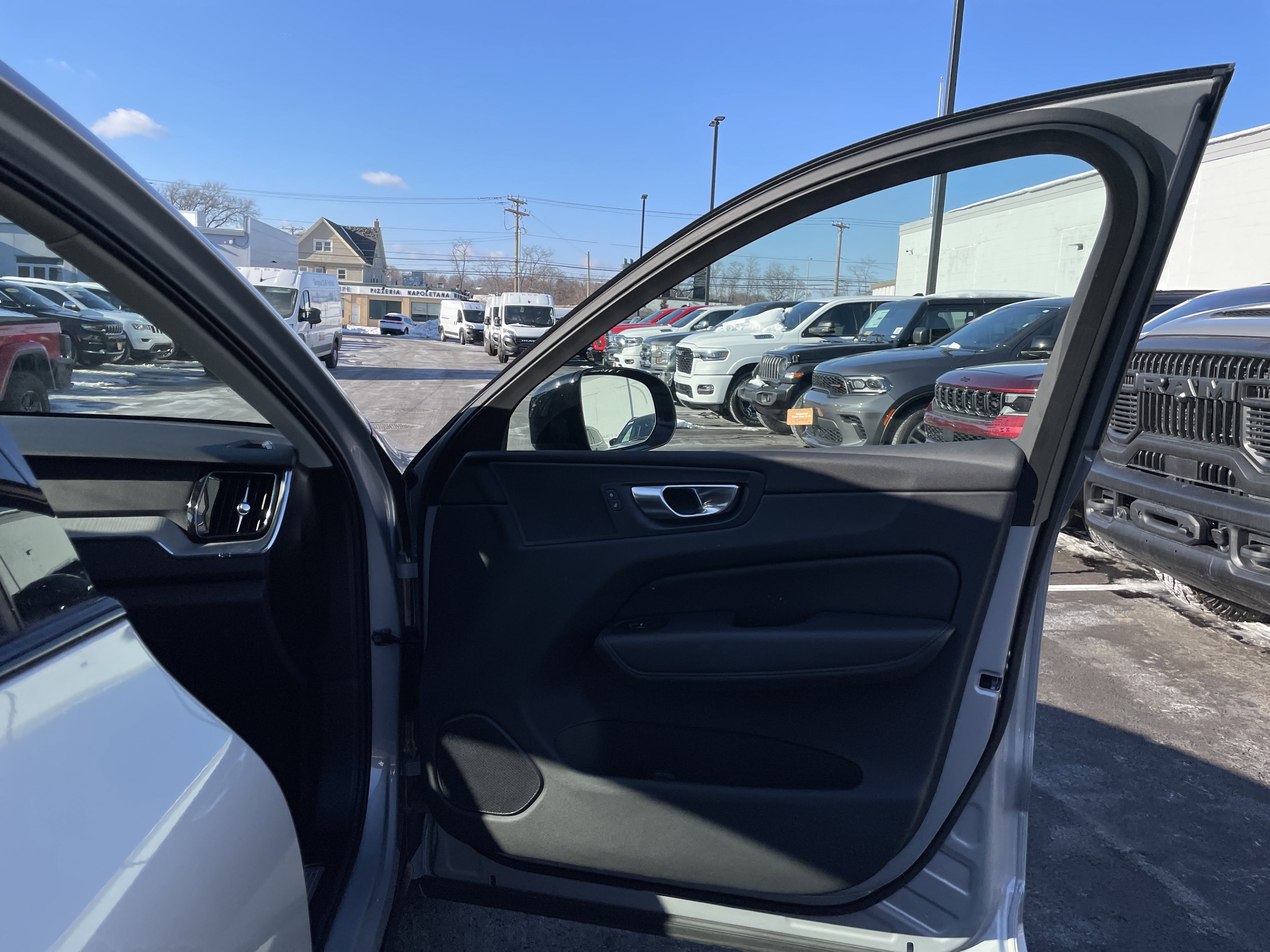 Used 2025 Volvo XC60 B5 Plus image 9