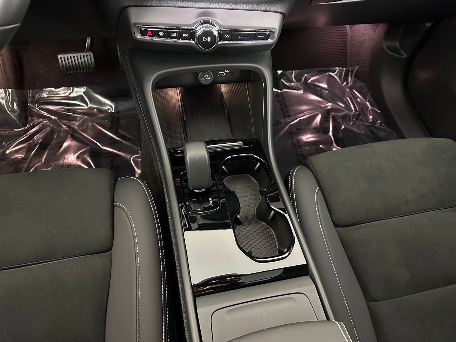 Used 2023 Volvo XC40 Recharge Plus image 14