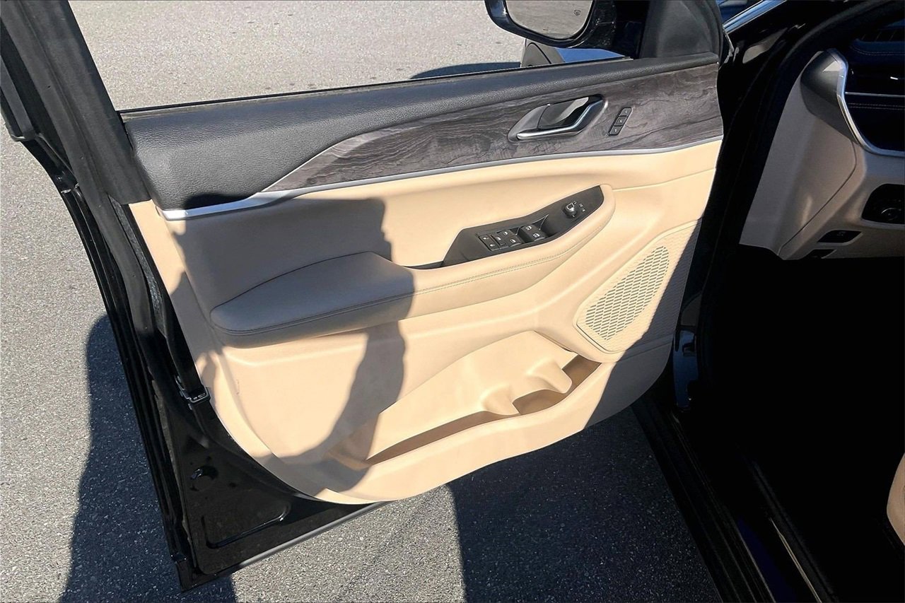 Used 2023 Jeep Grand Cherokee Limited w/ Black Appearance Package image 26