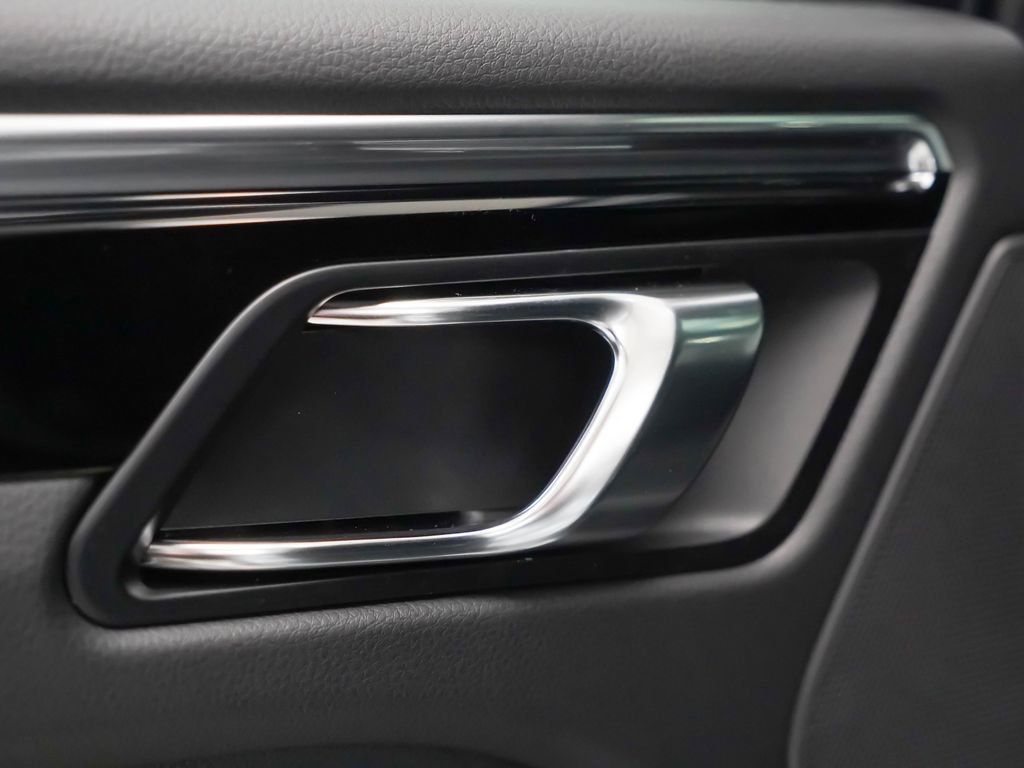 Used 2026 Porsche Macan image 27