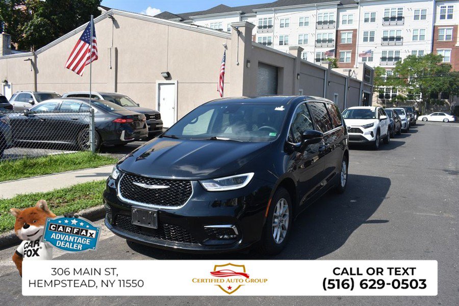 Used 2025 Chrysler Pacifica Select FWD image 3