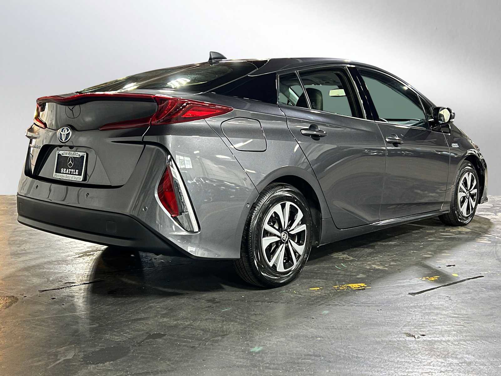 Used 2017 Toyota Prius Prime Premium image 3