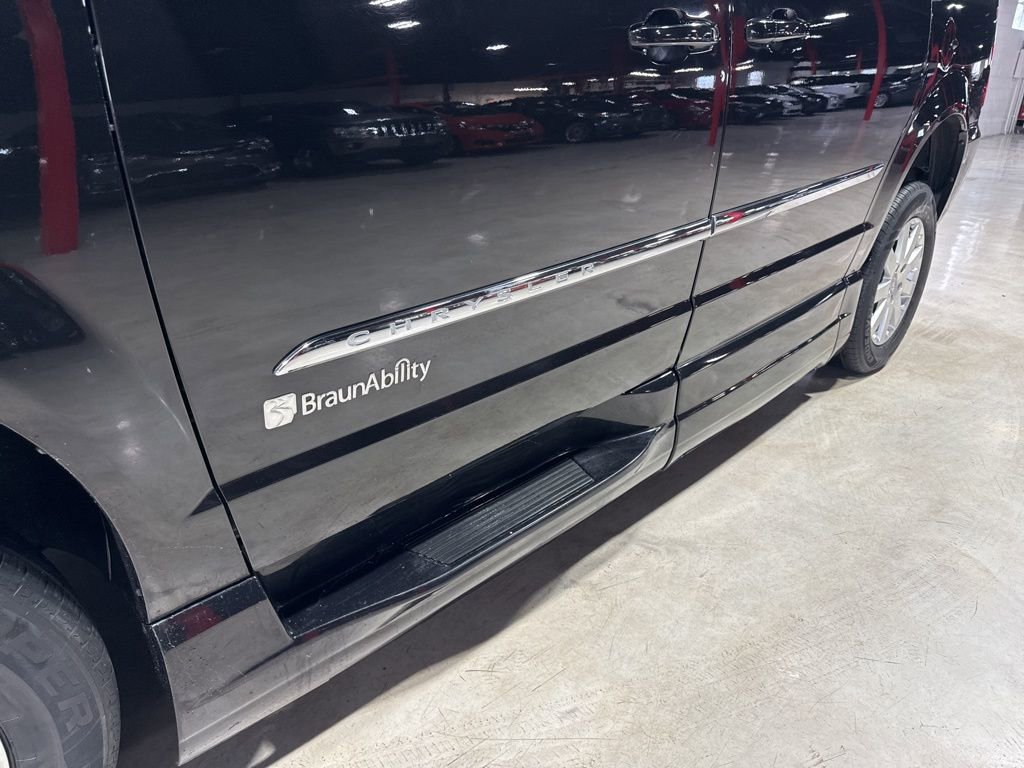 Used 2015 Chrysler Town & Country Touring image 10