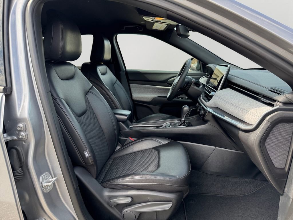 Used 2024 Jeep Compass Latitude image 12