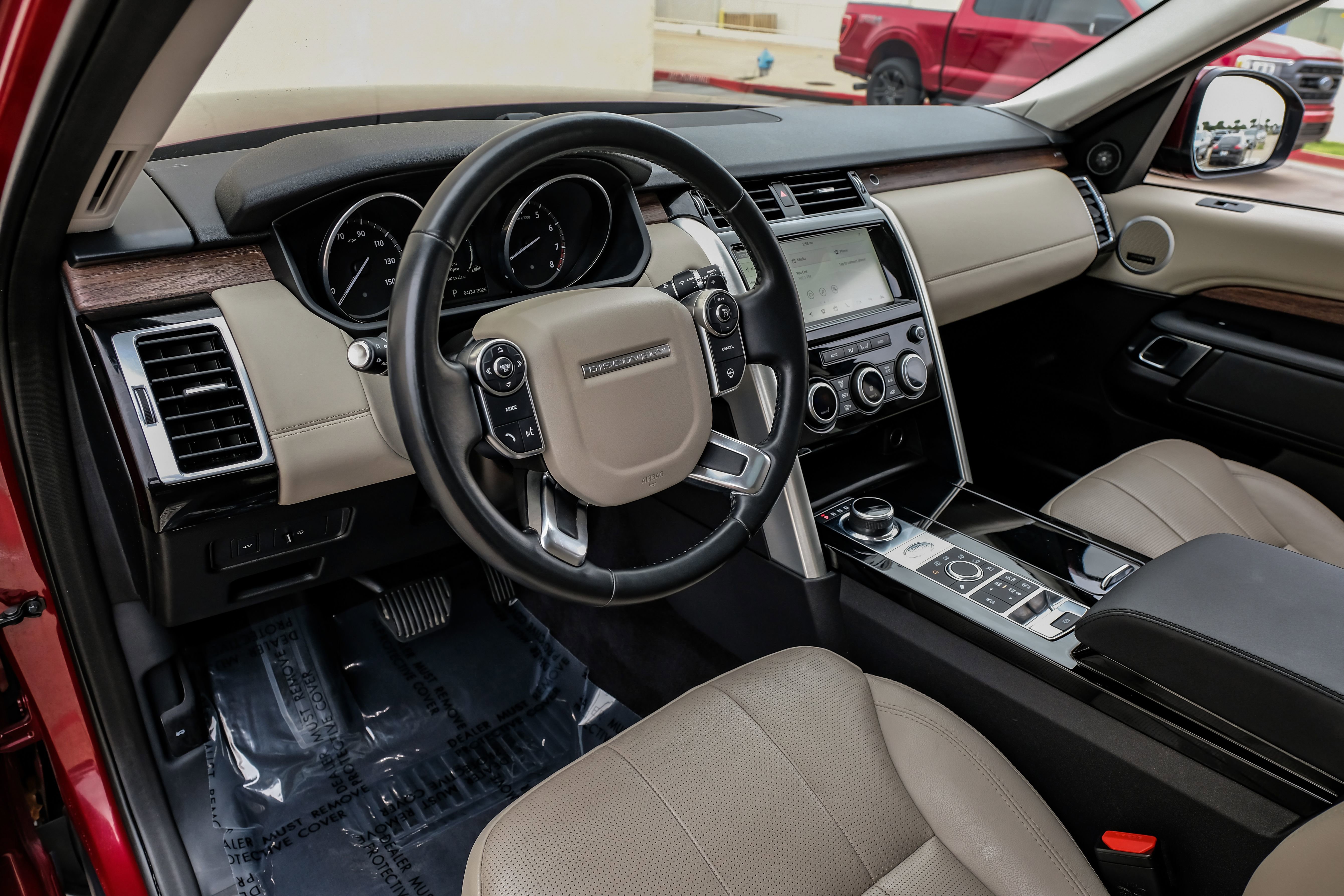 Used 2017 Land Rover Discovery HSE AWD/4WD image 2