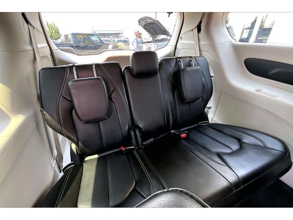 Used 2024 Chrysler Pacifica Touring-L FWD image 30