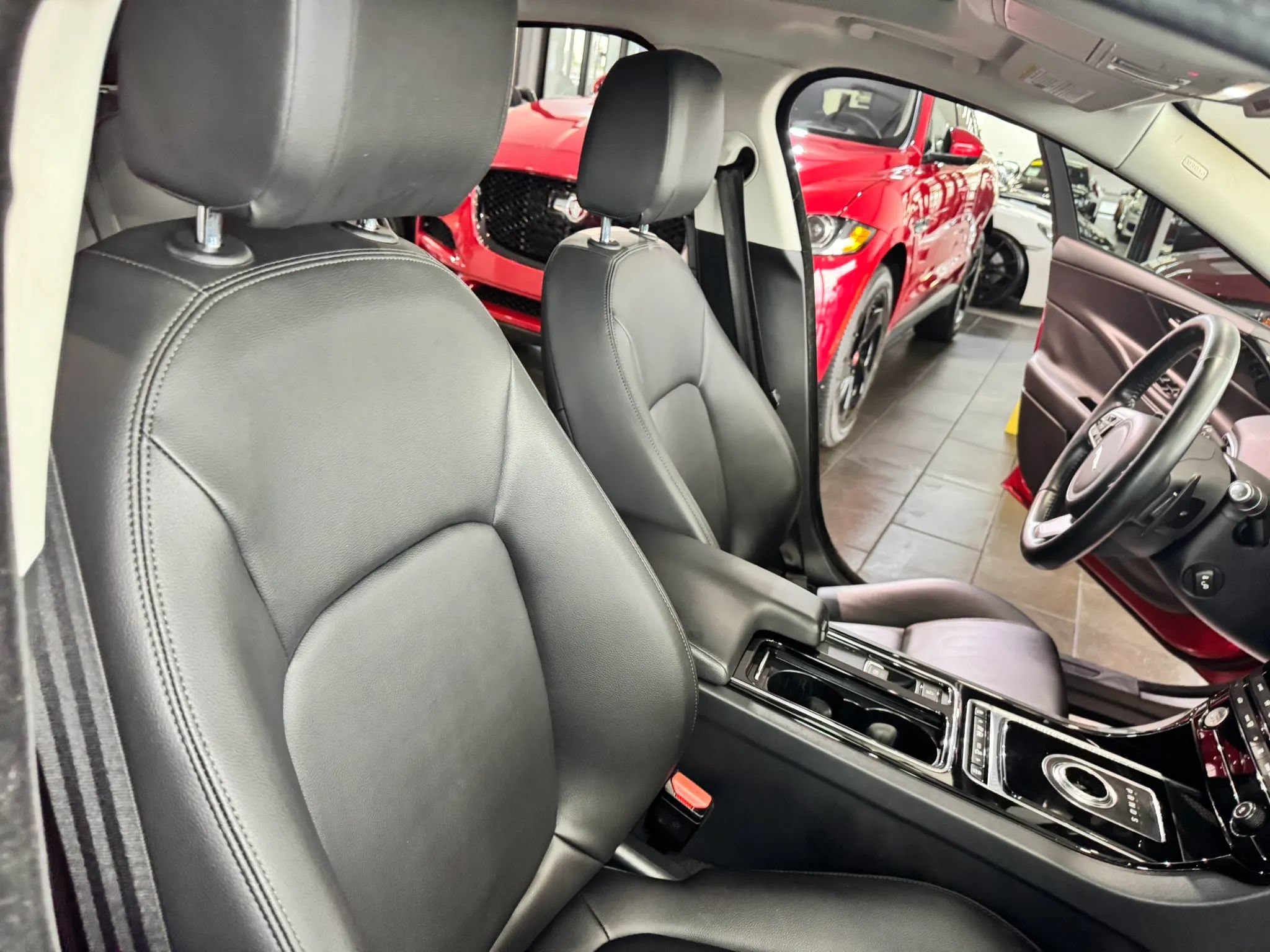Used 2018 Jaguar XE Premium AWD/4WD image 13
