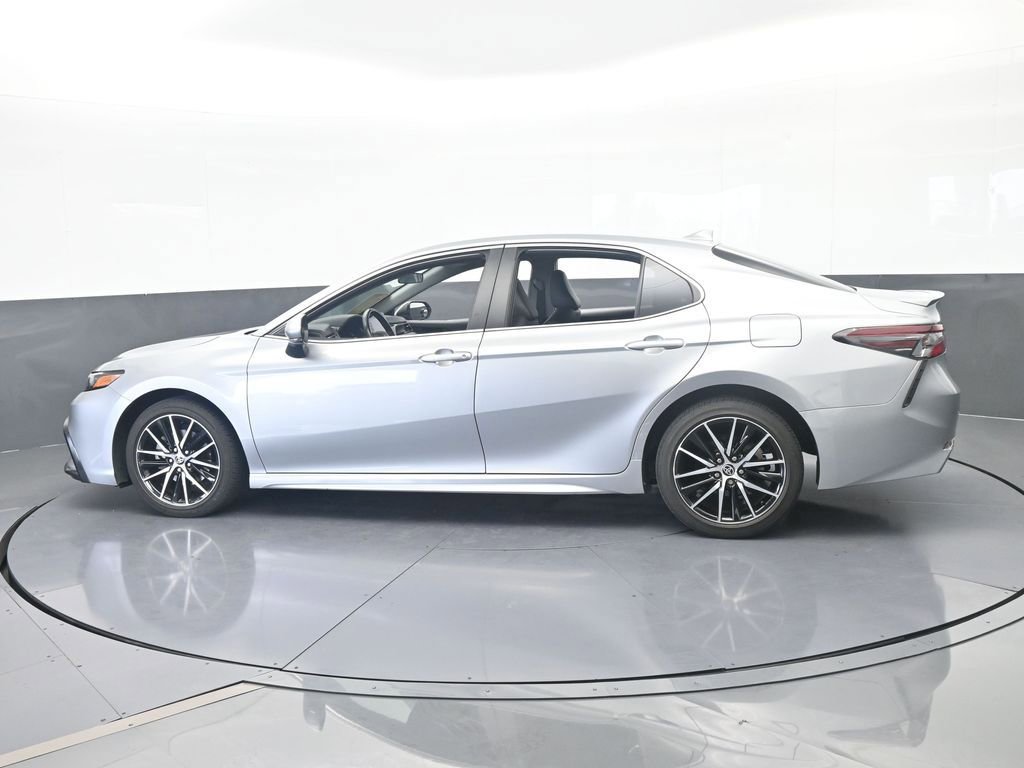 Used 2022 Toyota Camry SE FWD image 3