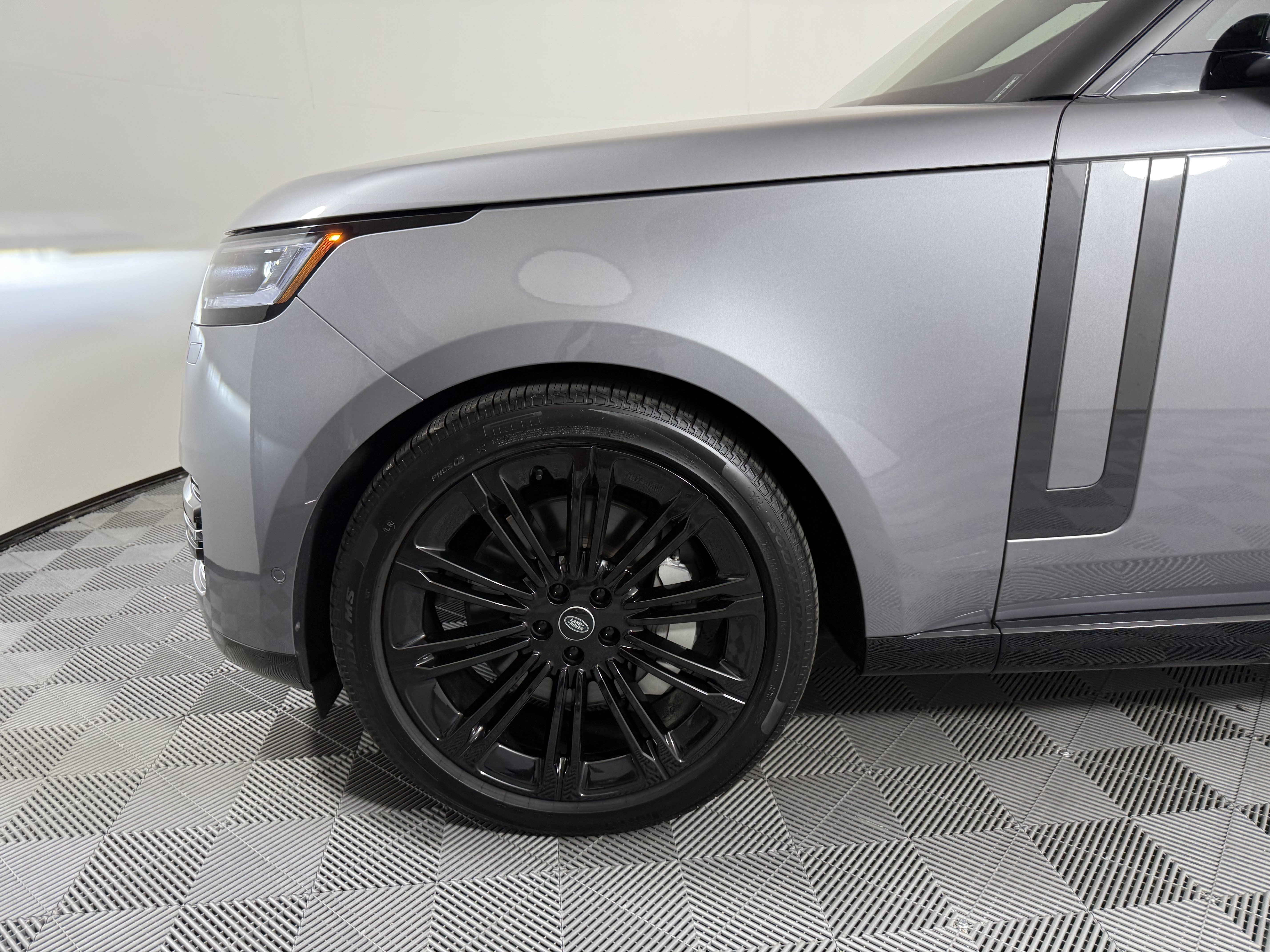 Certified 2025 Land Rover Range Rover SE AWD/4WD image 12