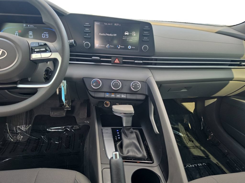 Certified 2025 Hyundai Elantra SE FWD image 14