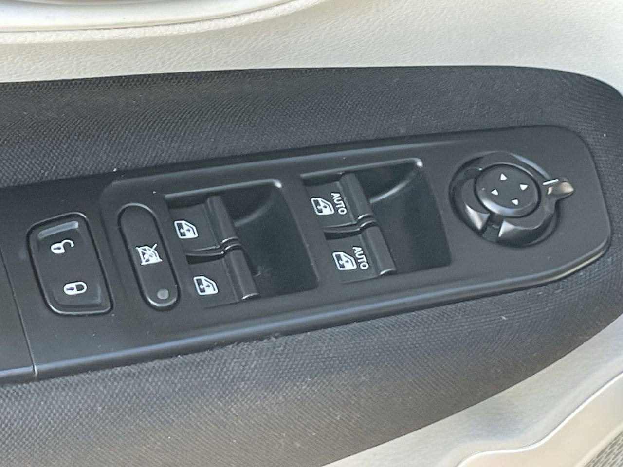 Used 2018 Jeep Renegade Latitude FWD image 8