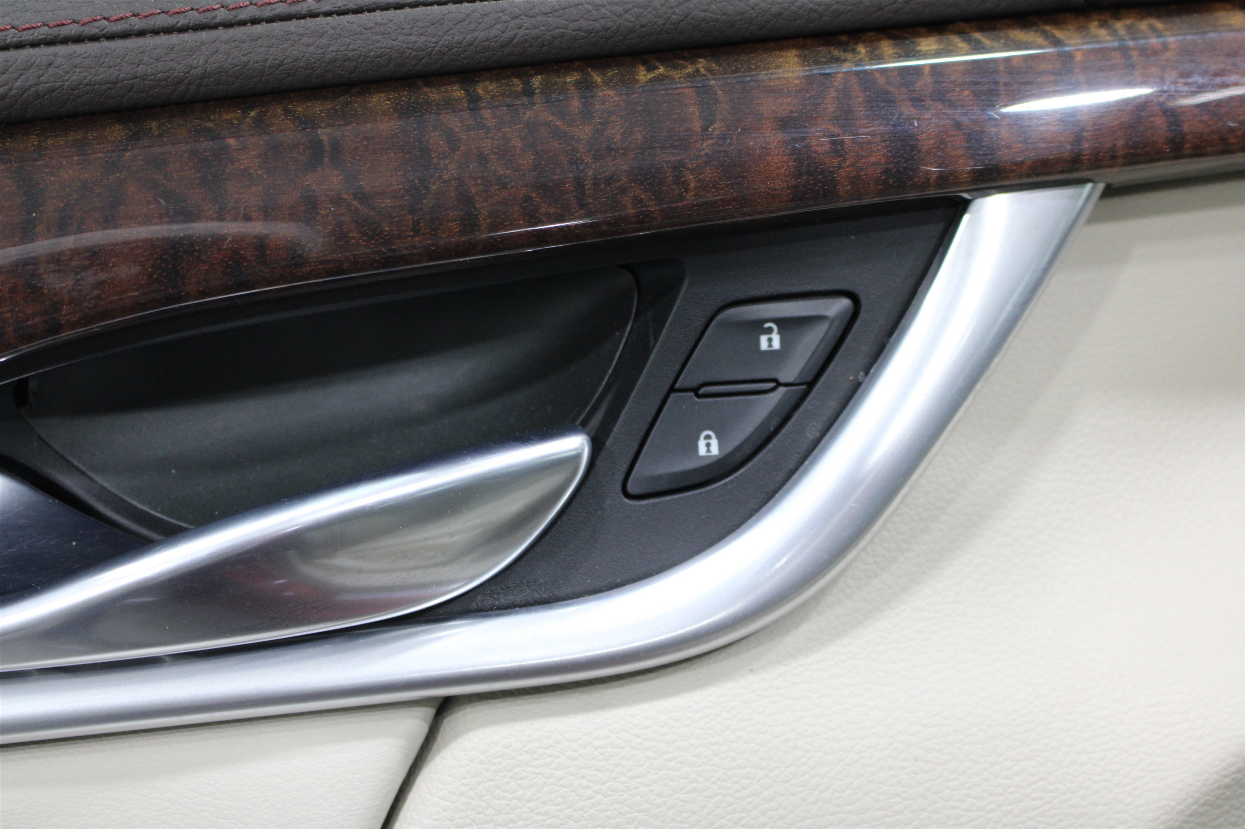 Used 2016 Cadillac XTS Luxury w/ Driver Awareness Package image 9