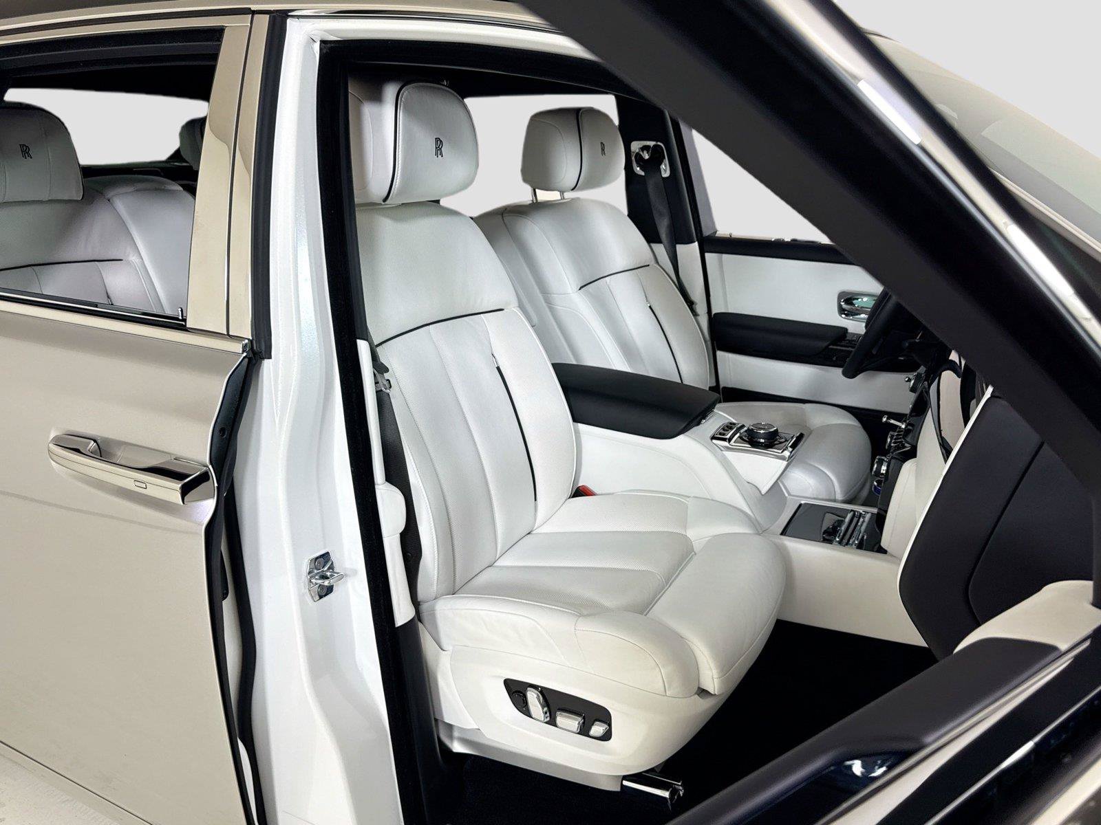 Used 2023 Rolls-Royce Phantom Sedan RWD image 38